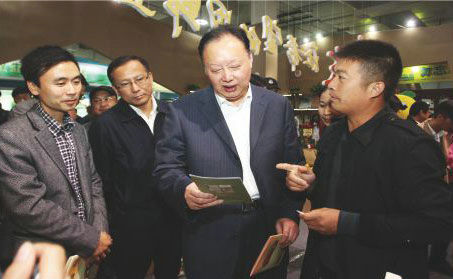 浙江省人大常委會(huì)副主任茅臨生在省農(nóng)業(yè)廳廳長(zhǎng)史濟(jì)錫等領(lǐng)導(dǎo)陪同下與玉環(huán)火山茶創(chuàng)始人林招水親切交談。